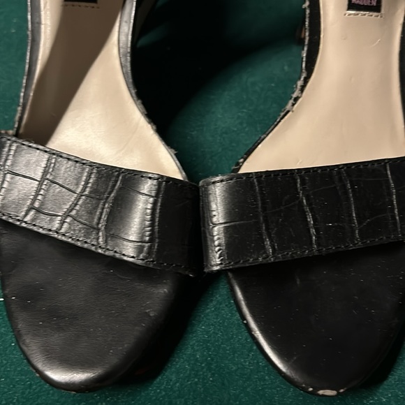 Ankle strapped heels. - Picture 4 of 4